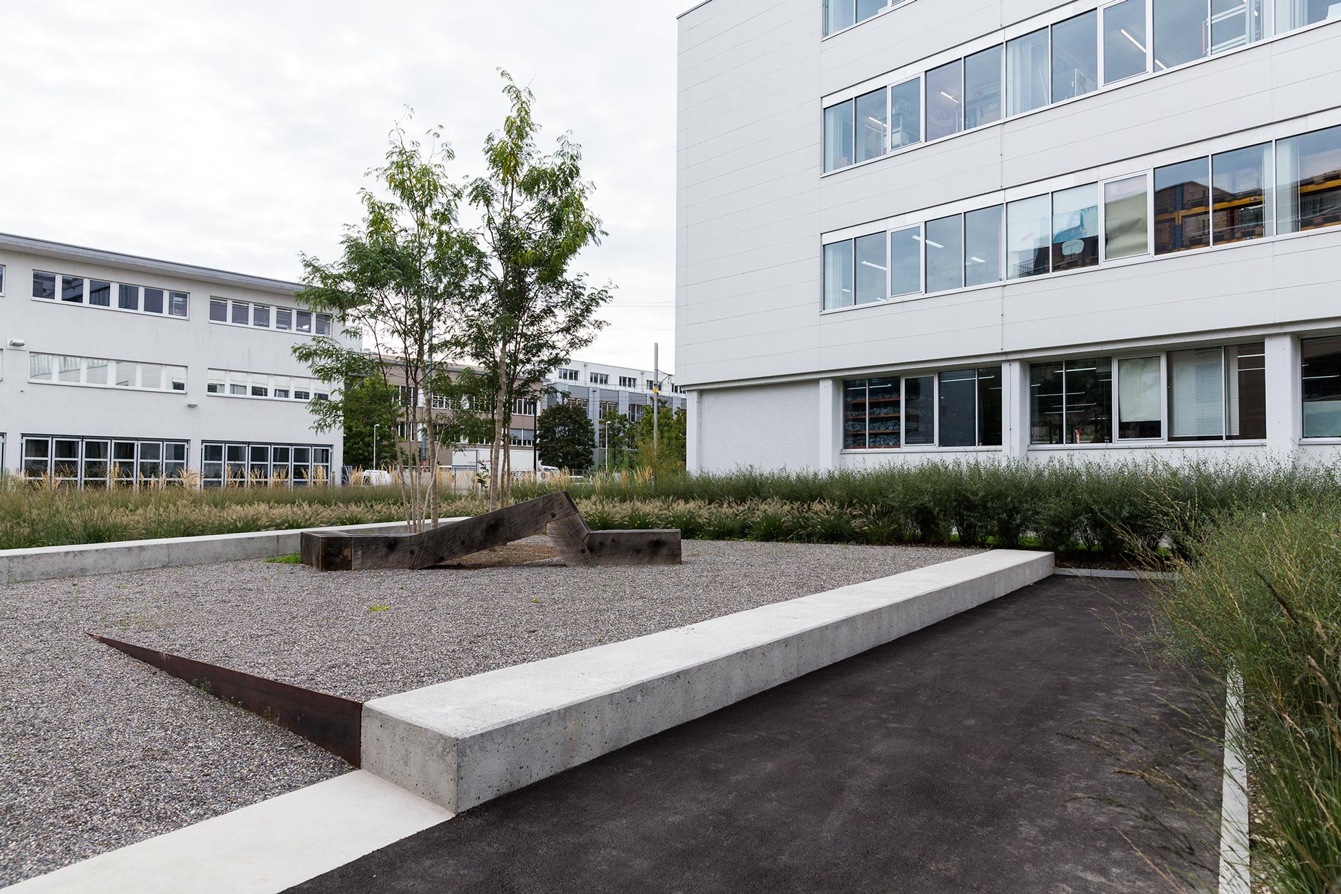heinrich_landschaftsarchitektur_1301_schwarzackerstrasse_wallisellen_gemeinschaftsplatz_einfassung_sitzelement_stefan-kubli-foto-8198_web.jpg