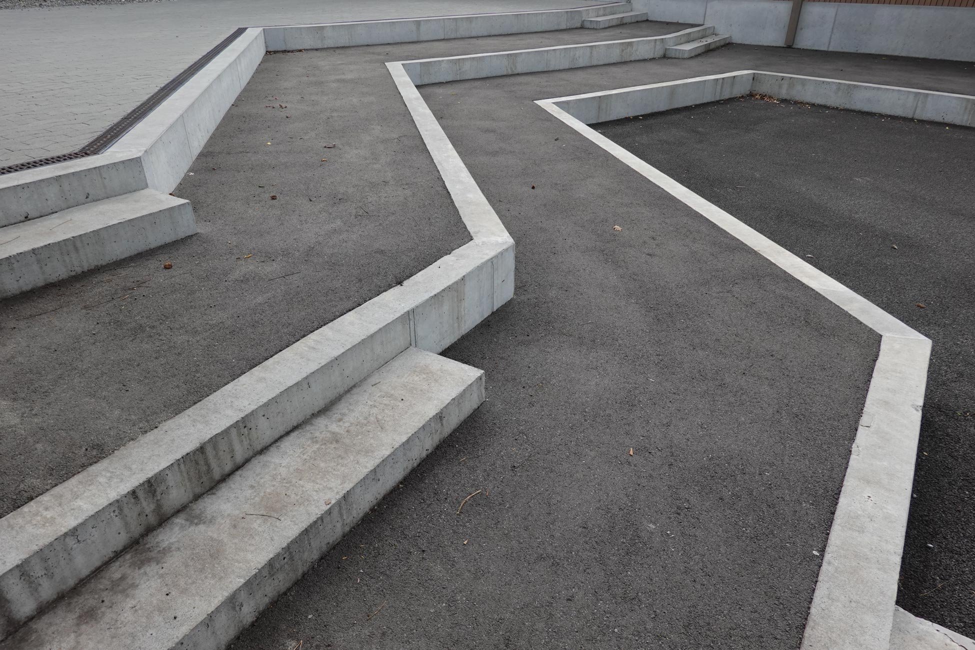 heinrich_landschaftsarchitektur_1409_schul-und-sportanlage_kollbrunn_pausenplatz_stufenanlage_hla-dsc01490_web.jpg